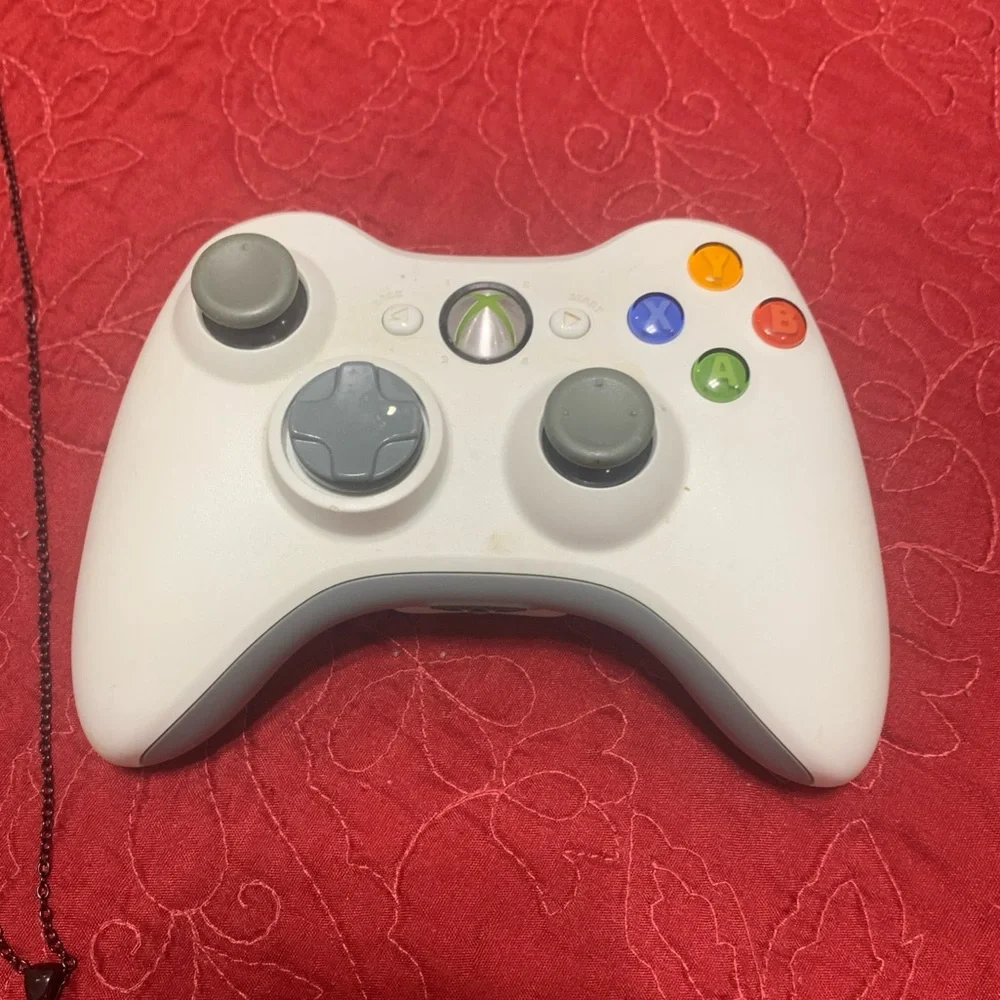 Official Microsoft Xbox 360 White 2 PreOwned Controllers! Authentic! thrifted.